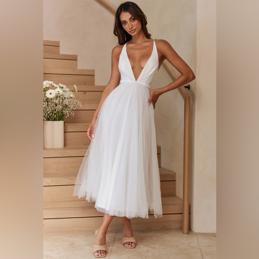 Selfie Leslie NWT
Floating By Plunging Neckline Mesh Overlay Midi Dress